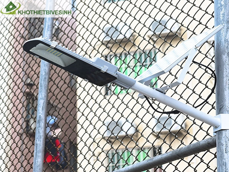 đèn năng lượng mặt trời điều khiển từ xa 100w