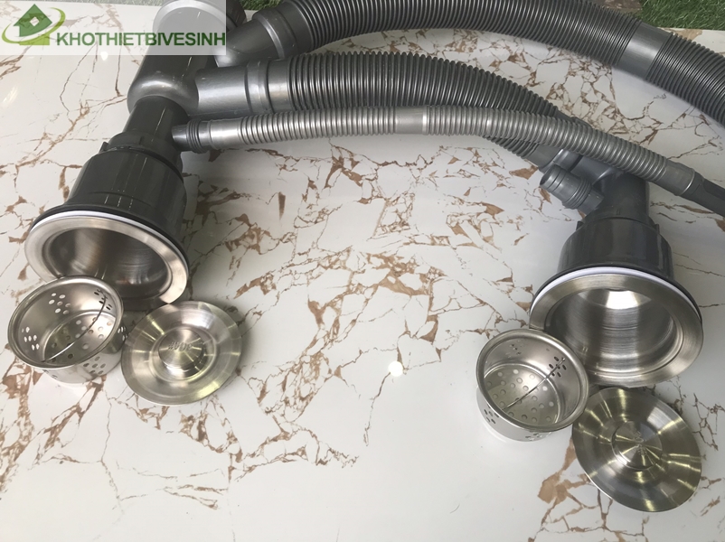 xi phông với 2 rỏ rác và 1 đầu chờ lắp ống xả thải máy lọc nước